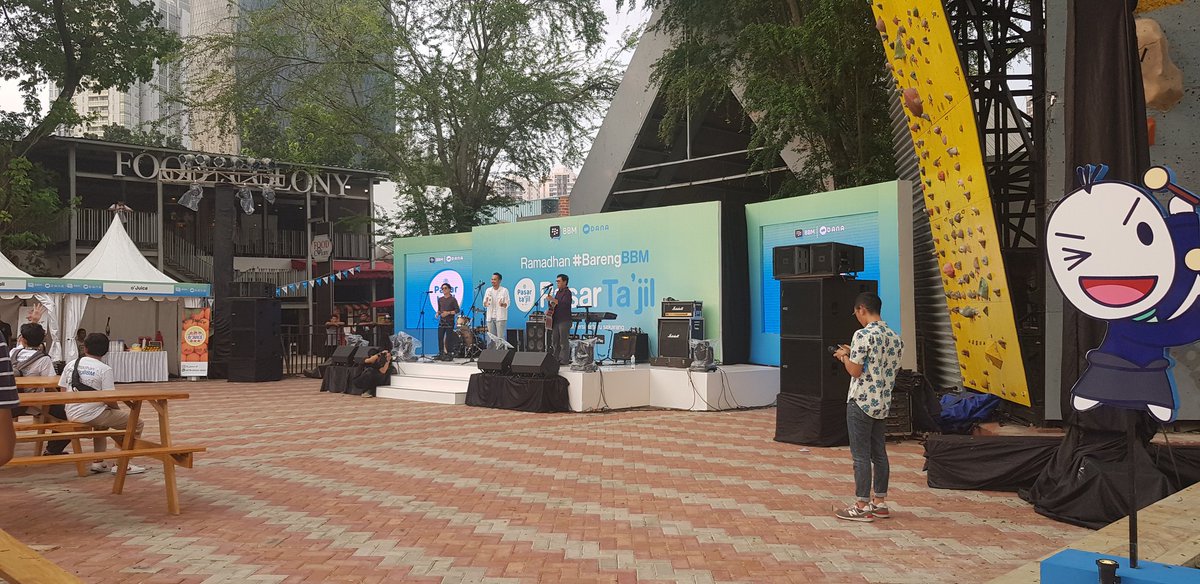takdos's tweet image. Selain banyak stand makanan, ada juga hiburannya, nih. Dan makin deket buka makin rame saudara-saudara! #BarengBBM