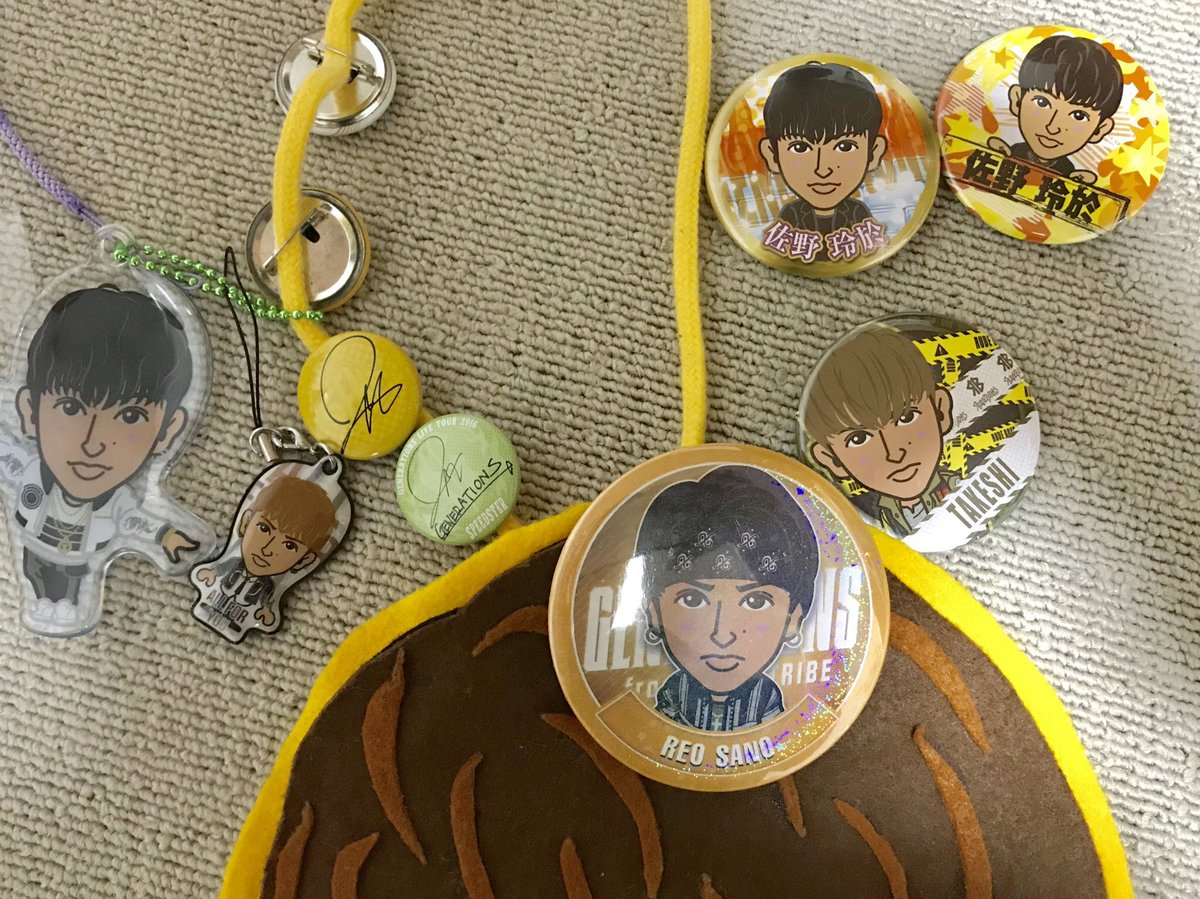 re__jr's tweet photo. ここに写ってるやつ欲しい人いますか！
いなければ処分しちゃうのでいたら明日くらいまでに声掛けてください～〜～🙏🏻🙏🏻
譲ってもらったものもあるけどファン卒なので許してください🙇🏻‍♀️ https://t.co/15SWzgNJRq