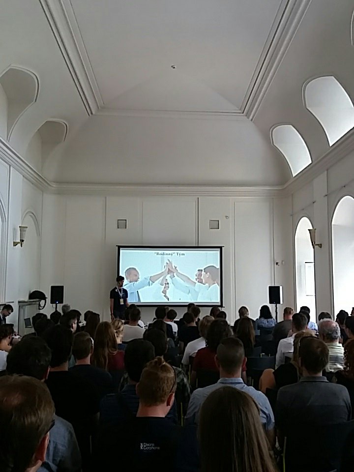 Nas kolega Martin Podborsky prave mluvi o tom, jake to je pracovat v tymu☺ A ma tu uplne plno! #barcampbrno #bcbrno #godixons