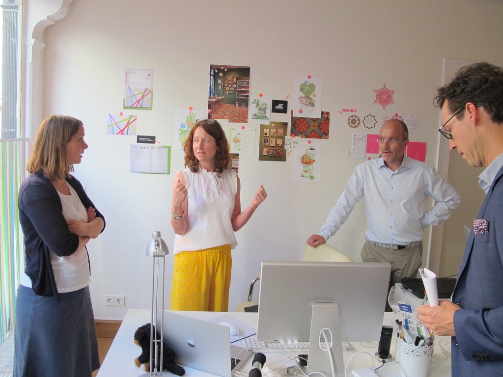 BettinaPSchmidt's tweet photo. Viel gelernt beim #DesignWalk #Wiesbaden. Z.B. dass es in der Stadt 300 Kreativagenturen gibt, mein Biobäcker vor 40 Jahren aus einer Kommune heraus gegründet wurde und das @marcuswenig jetzt mit Wein handelt und auf die Gestaltung des Etiketts Wert legt. @Stadt_Wiesbaden https://t.co/5dpwFIZRQN