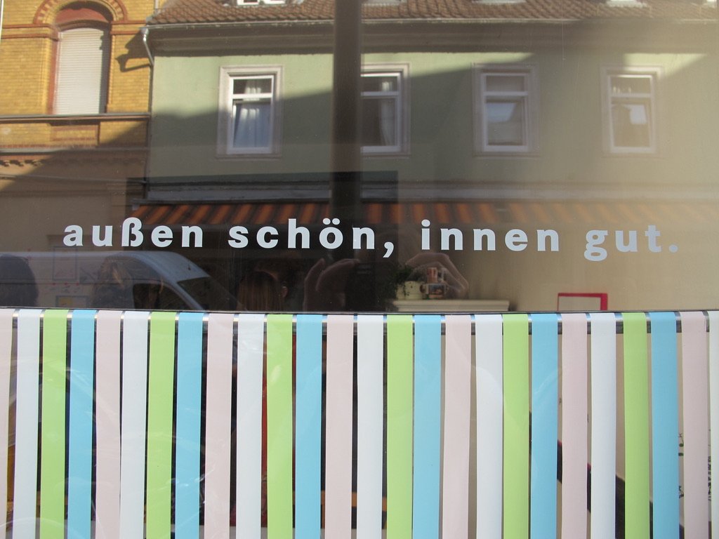 BettinaPSchmidt's tweet photo. Viel gelernt beim #DesignWalk #Wiesbaden. Z.B. dass es in der Stadt 300 Kreativagenturen gibt, mein Biobäcker vor 40 Jahren aus einer Kommune heraus gegründet wurde und das @marcuswenig jetzt mit Wein handelt und auf die Gestaltung des Etiketts Wert legt. @Stadt_Wiesbaden https://t.co/5dpwFIZRQN