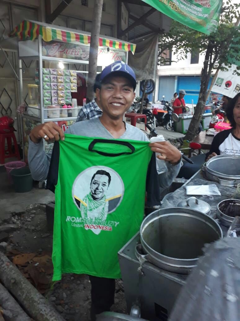 genhejo's tweet photo. Berbagi kebahagian Sahabat Romahurmuziy Bojonegoro bersama warga sekitar #SahabatRB #SahabatRomahurmuziy https://t.co/6EymN2LoBC