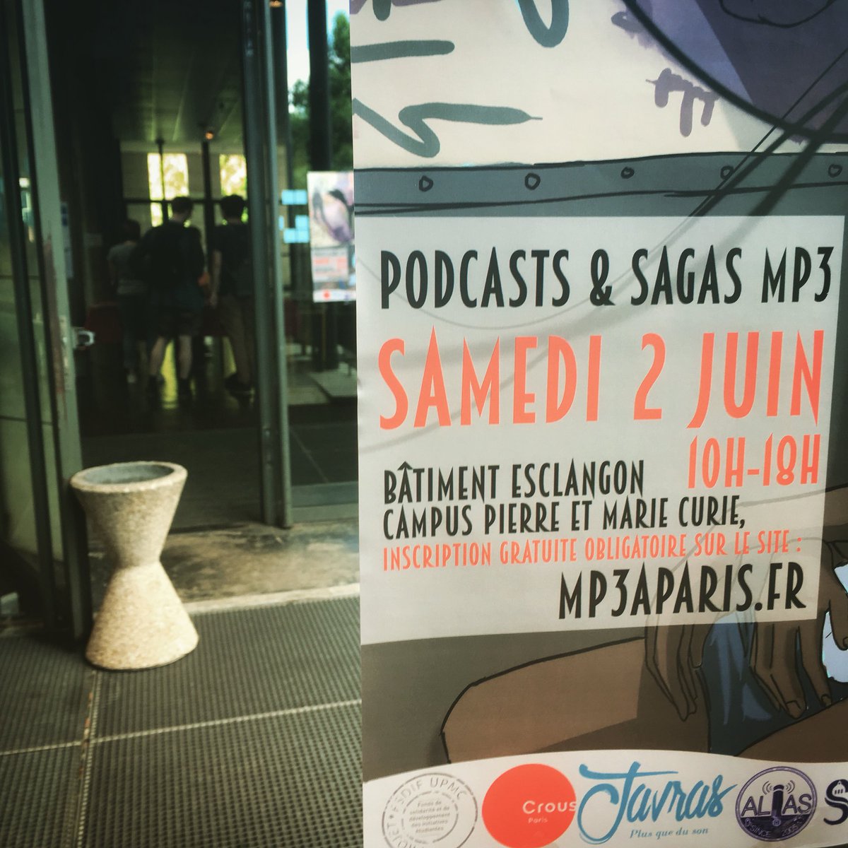 PodcastTimide's tweet photo. En place! C’est à 12h pour rencontrer l’auteur de #Timidepodcast #mp3aparis https://t.co/YKTpND482a
