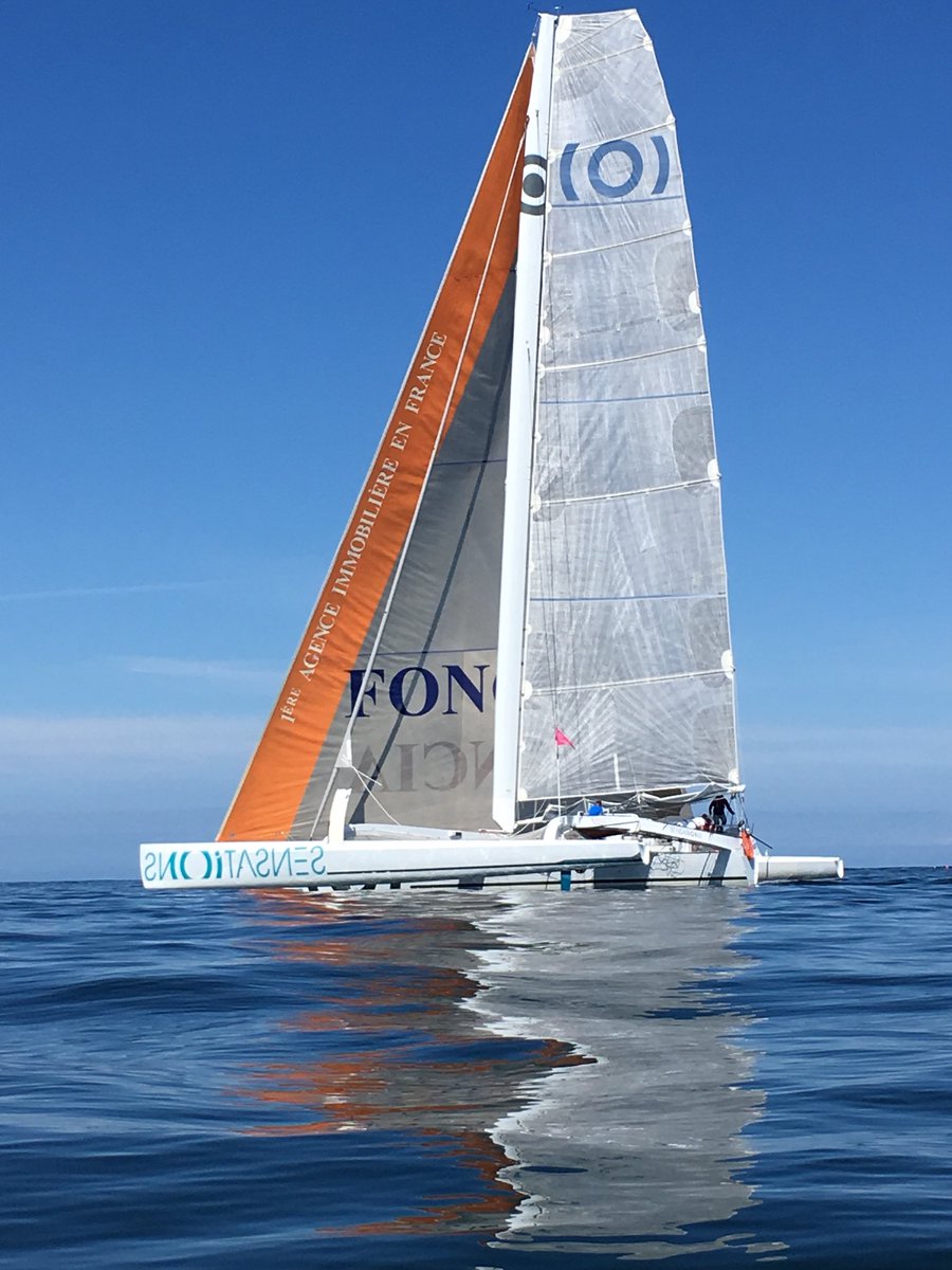 Petit temps sur le @Tour de Belle Ile le trimaran <a href="/sensationocean/">Sensation Océan</a> en tête en sortie de chenal de la Teignouse #TDBI