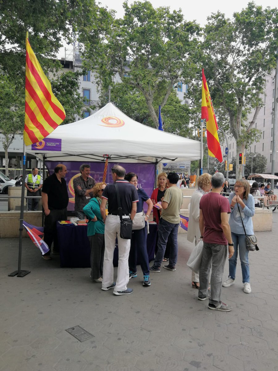 Societatcc's tweet photo. Nuestra carpa habitual en Plaza Cataluña. Informando a los ciudadanos de nuestras propuestas y de nuestro proyecto de convivencia entre catalanes y con el resto de españoles https://t.co/MVT9O3Yoek