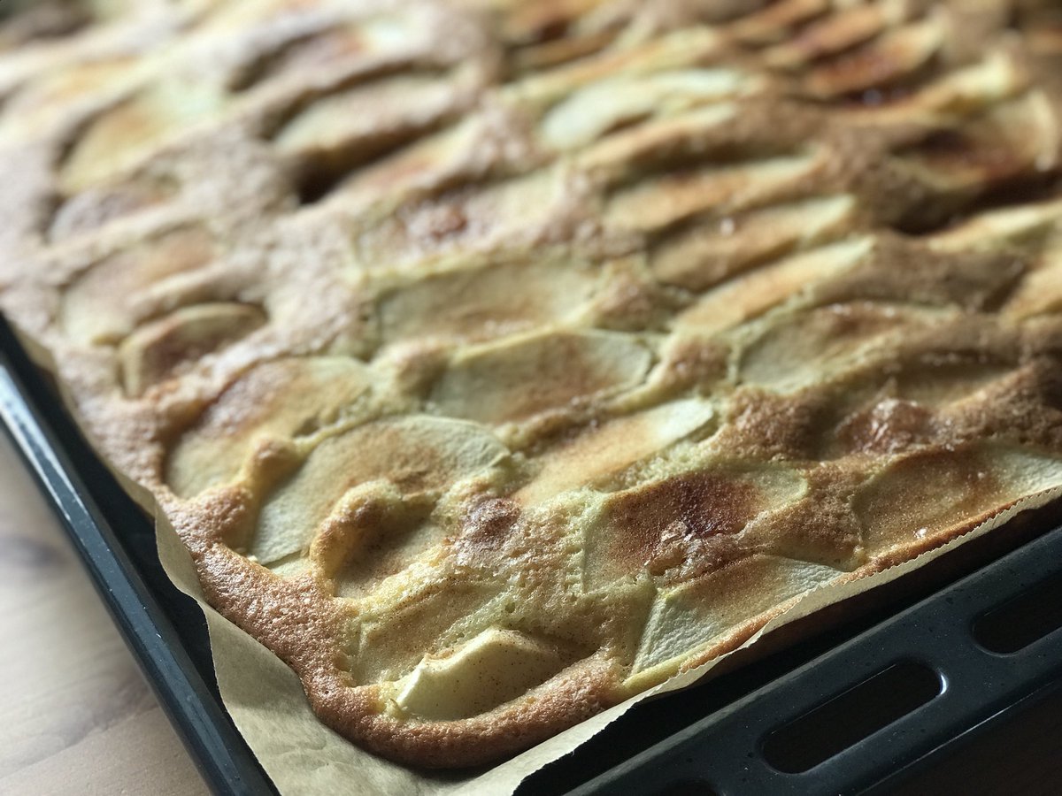 ___lea___'s tweet photo. Apple sheet cake 🍰 🍎 https://t.co/rwhOD4tDau