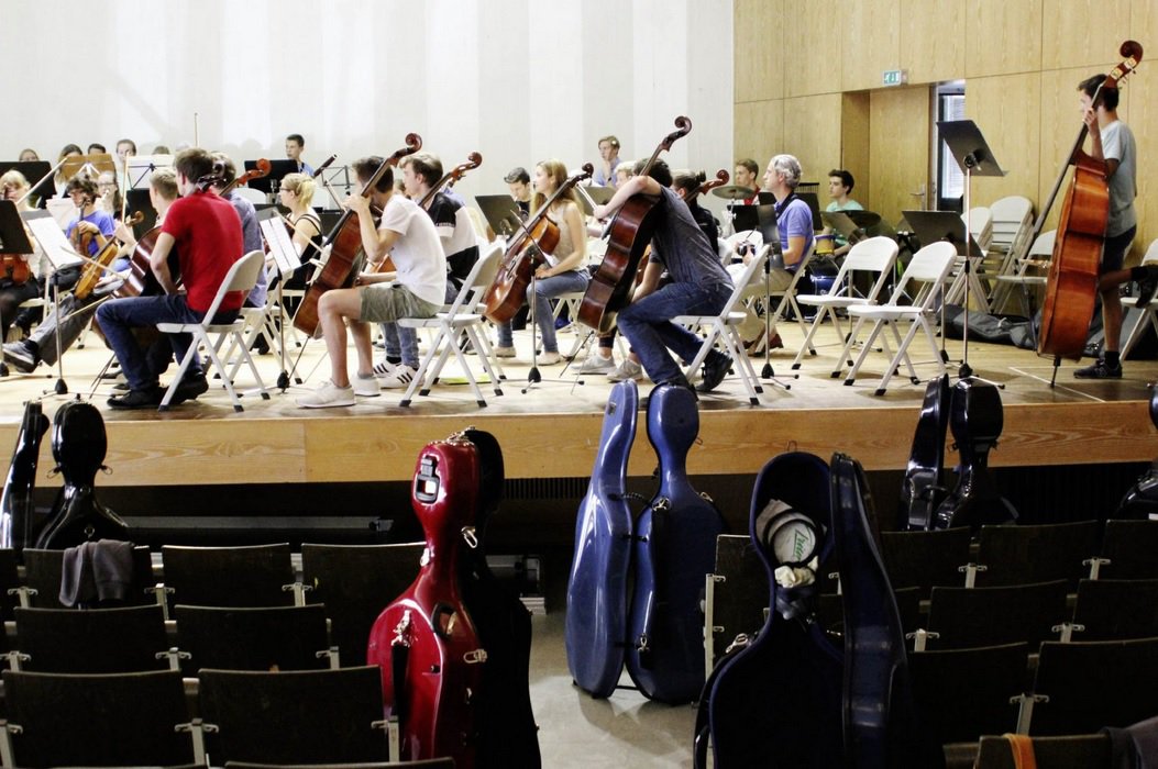 Beethovenorches's tweet photo. Morgen um 11 Uhr spielen wir mit dem Bonner Jugendsinfonieorchester (#BJSO) der Ludwig-van-Beethoven-Musikschule in der Aula der @UniBonn. Wer kommt uns zuhören? Der Eintritt ist frei! #beethovenorchester #beethovenorchesterbonn #konzert #musikernachwuchs #bonn #bonnistmusik https://t.co/FG83MIupez