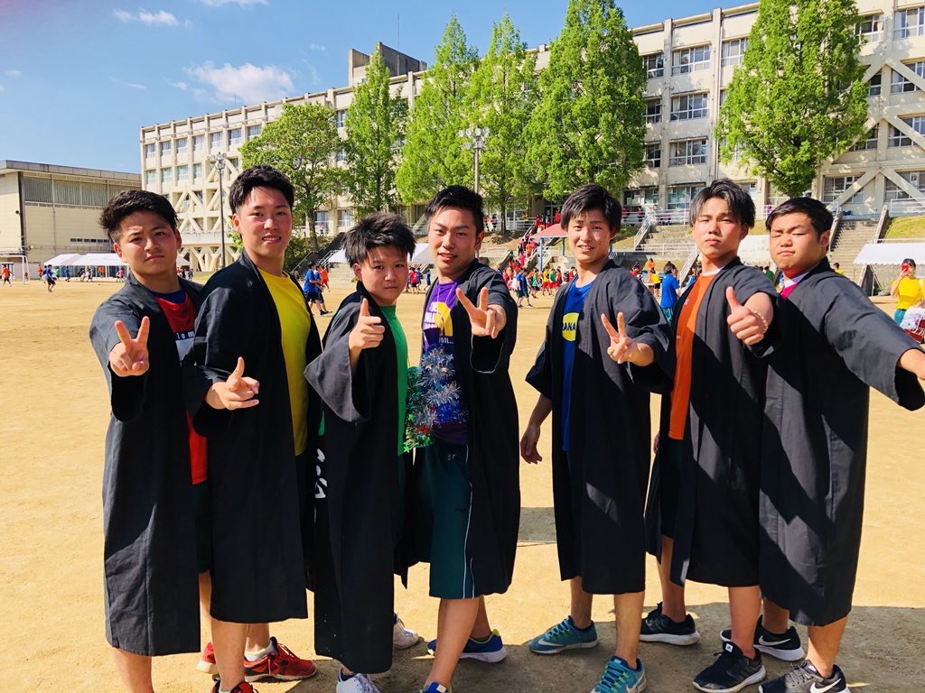38Taka119's tweet photo. 人生最後の体育祭でした❗️
ほんまに最高の思い出になりました❗️
緑團全員が支えてくれたおかげで団長頑張ることできました❗️
ありがとうございました😊
緑團最高❗️❗️❗️ https://t.co/8ktdrbqswI
