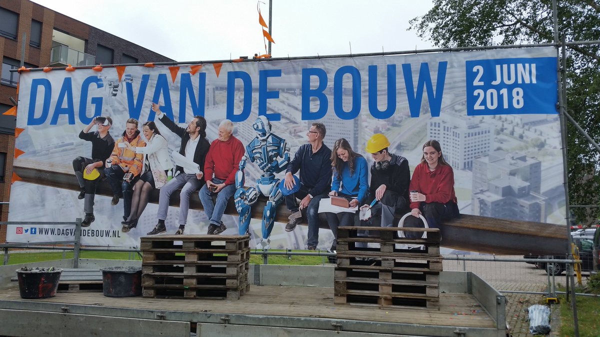 rcvanmaren's tweet photo. Maak kennis met #techniek op de #dagvandebouw in #veenendaal. De #technobiel is er ook weer bij. @HKmobileNews @OTIBnieuws https://t.co/AlZT6PuIE0