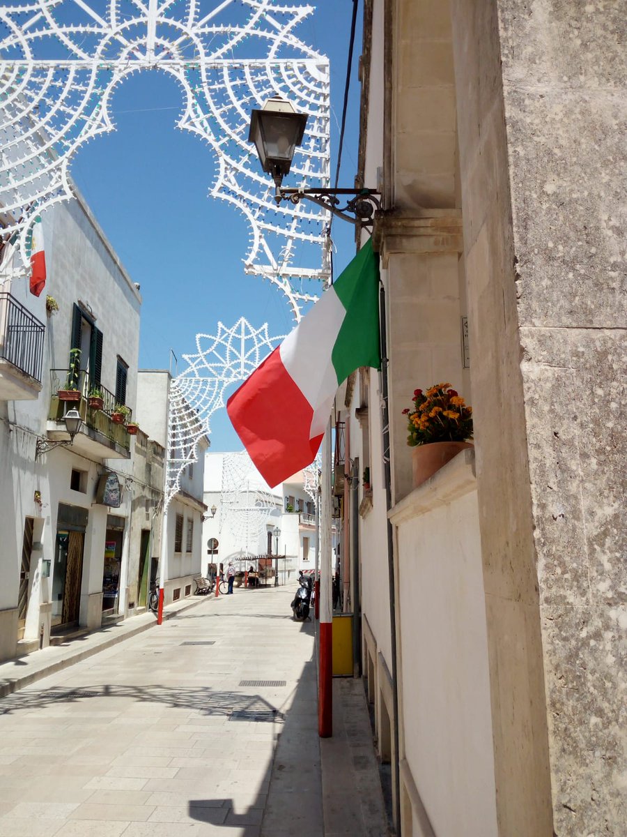 ProlocoAndrano's tweet photo. Festa della Repubblica. Una bandiera orgogliosa sventola tra le nostre stradine.
#prolocoandrano #unpli #unplipuglia #weareinpuglia #puglia365 #FestadellaRepubblica #Italy #2giugno https://t.co/ZFkvFxCUnS