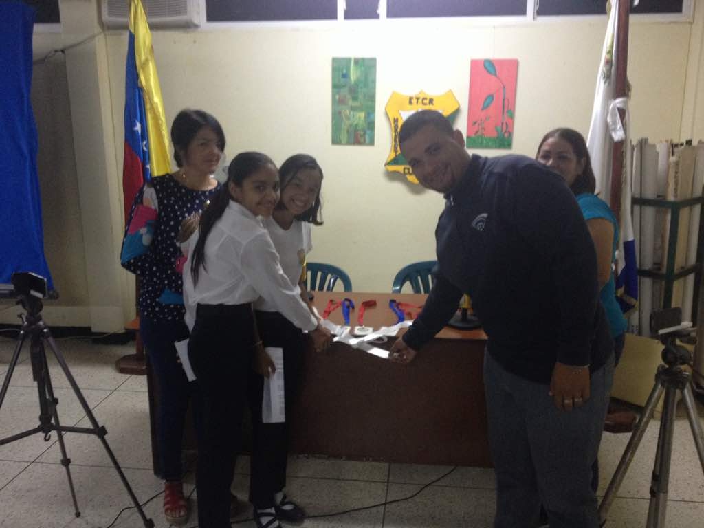 JRamos_ZESucre's tweet photo. #TropaZeesucre
Inauguración del primer canal educativo ETRC Modesto Silva del Estado sucre nuestro director de zona educativa Jesús Ramos en su labor incansable acompañando a los niños de la patria a construir sus sueños y su futuro en una educación bolivariana y  socialista https://t.co/sNA5dn8Cnf