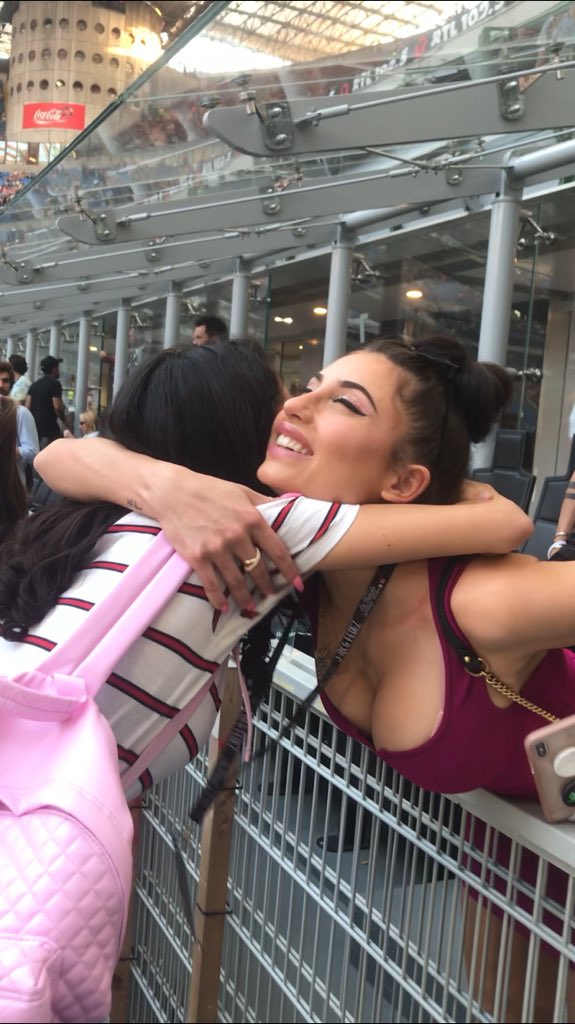 mimiix__'s tweet photo. sei la persona più importante dalla mia vita, ti amo.❤️ 
grazie mille per ieri sera, sei stata dolcissima. @gretamenchi https://t.co/8EuqBkRbaO