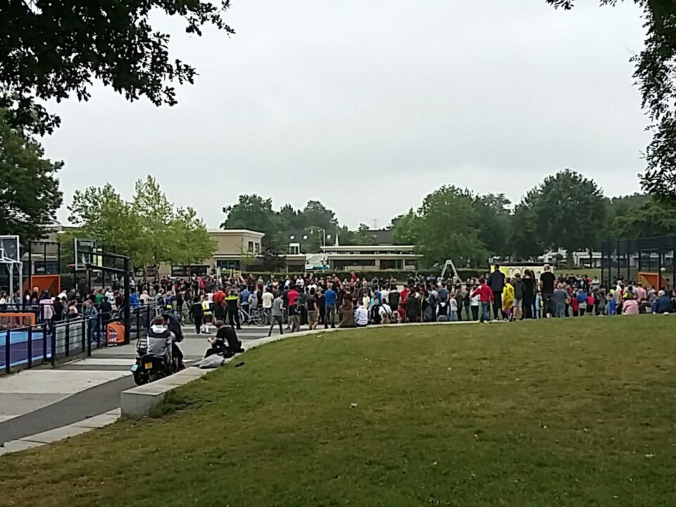 Touzani op Hatteler Plaza. Een  gemiddelde zaterdag😁 <a href="/WSEW053/">SportinEnschedeWest</a> <a href="/JCFoundation/">Johan Cruyff Foundation</a> <a href="/krajiceknl/">Krajicek Foundation</a>