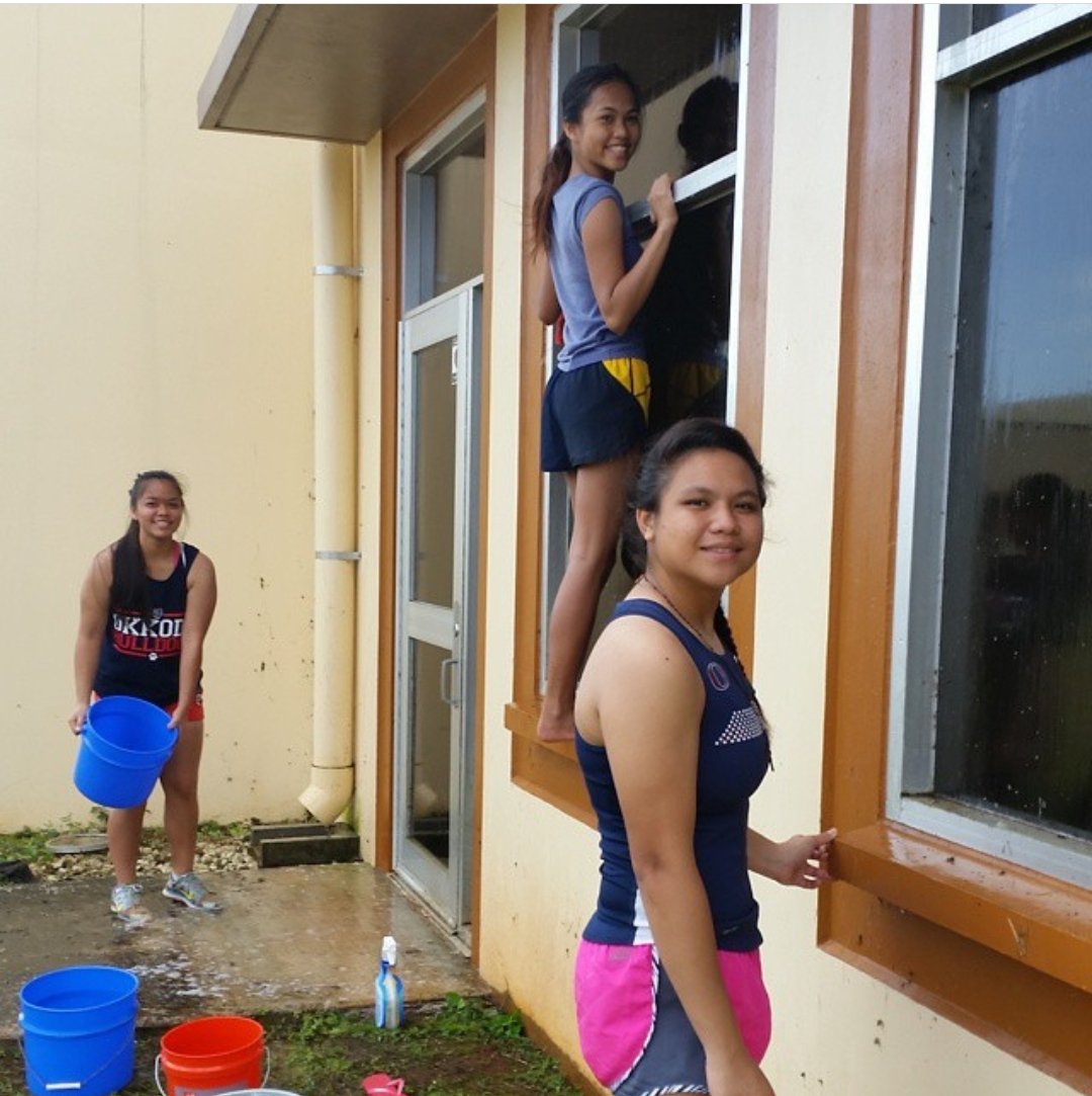 genedydasco's tweet photo. Back when I convinced the @18ULLDOGS that cleaning windows was a lot of fun. Part 1. https://t.co/fxGXqhhdfi