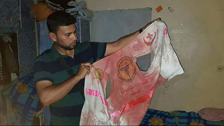 saidshouib's tweet photo. Razan's clothes covered with her blood. 💔
The Israeli snipers shot her right in the chest totally ignoring the red cross logo on her MEDICAL VEST.
Razan, 21 was a volunteer nurse working at the return encampments since the beginning of the #GreatReturnMarch 🇵🇸
#israelicrimes https://t.co/XS01jviz0z