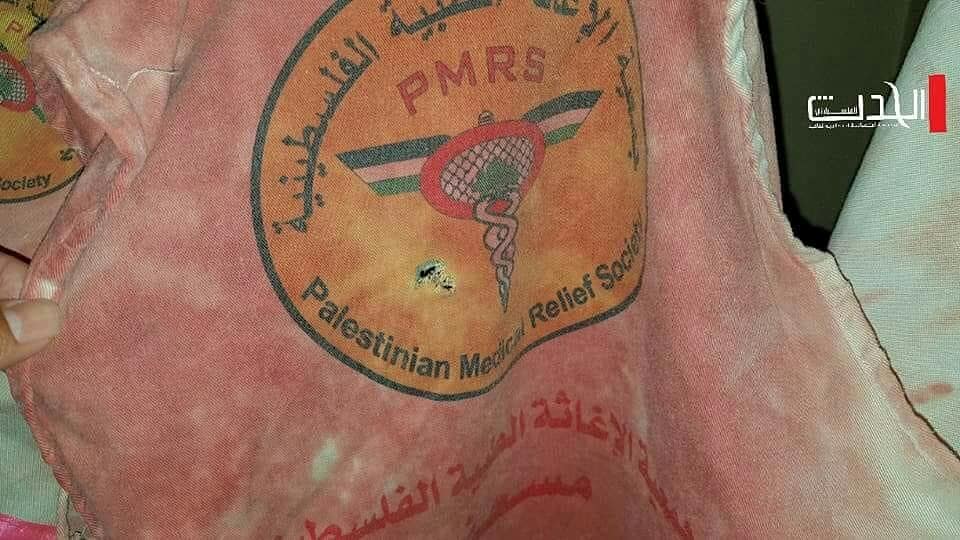 saidshouib's tweet photo. Razan's clothes covered with her blood. 💔
The Israeli snipers shot her right in the chest totally ignoring the red cross logo on her MEDICAL VEST.
Razan, 21 was a volunteer nurse working at the return encampments since the beginning of the #GreatReturnMarch 🇵🇸
#israelicrimes https://t.co/XS01jviz0z