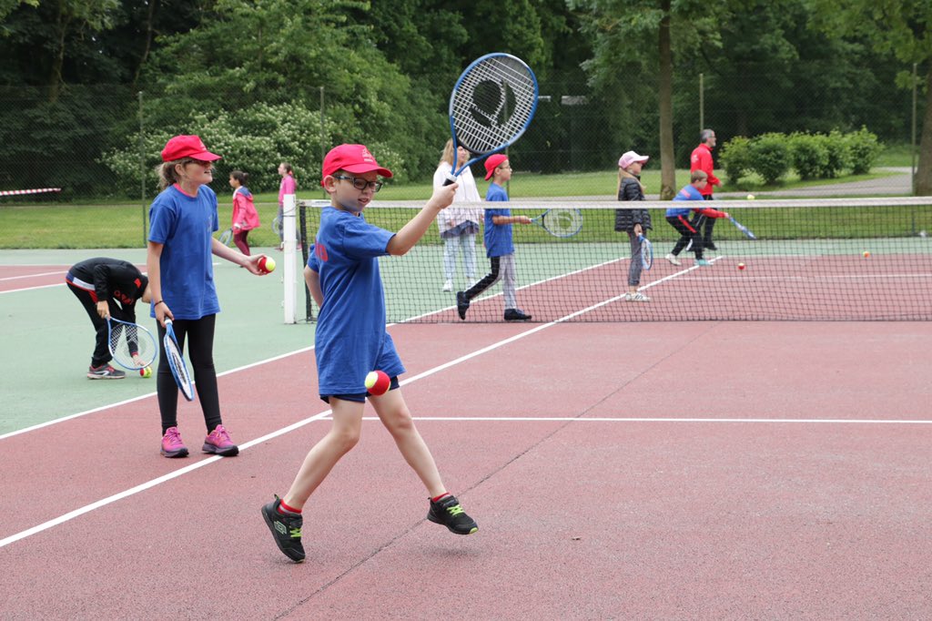 USEP62's tweet photo. #RencontreUSEP #TennisGrands C'est parti pour la Rencontre Tennis Grands qui se déroule aujourd'hui à @Parc_Olhain ! Plus de 200 enfants du CE2 au CM2 ont le plaisir de découvrir 9 ateliers de tennis alliant échanges, précision, vitesse et marquage ! https://t.co/7nss81cSXN