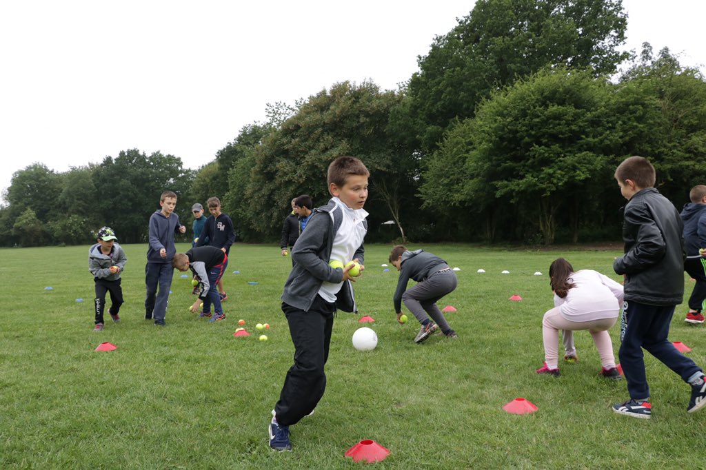 USEP62's tweet photo. #RencontreUSEP #TennisGrands C'est parti pour la Rencontre Tennis Grands qui se déroule aujourd'hui à @Parc_Olhain ! Plus de 200 enfants du CE2 au CM2 ont le plaisir de découvrir 9 ateliers de tennis alliant échanges, précision, vitesse et marquage ! https://t.co/7nss81cSXN