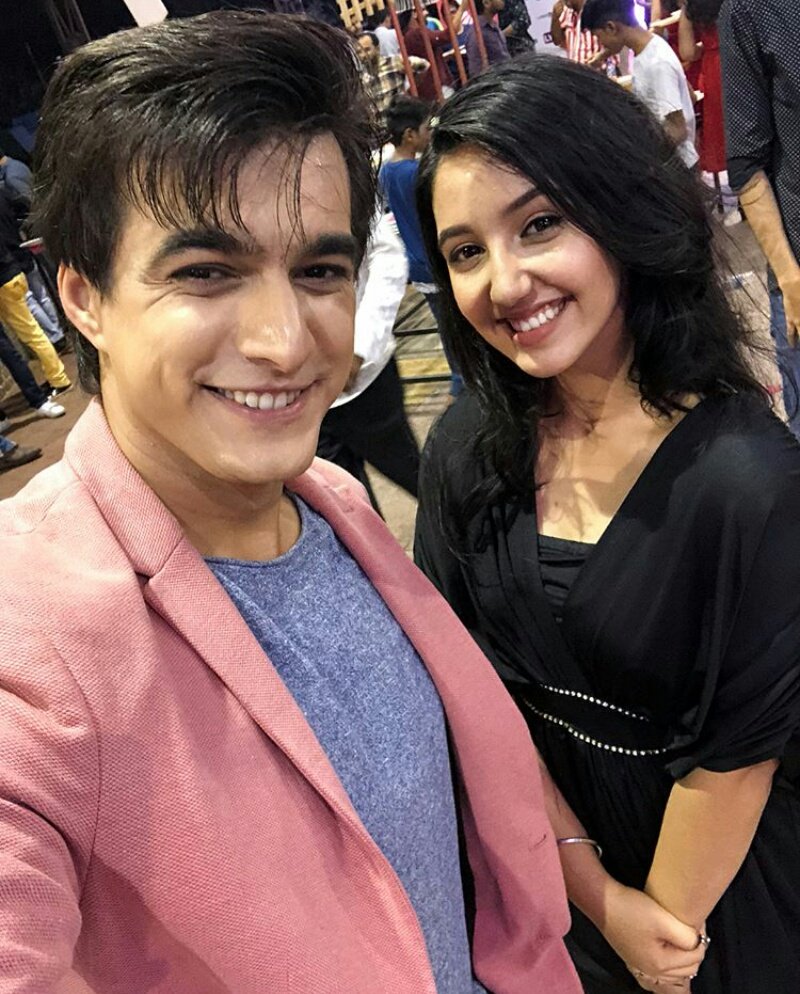 ___SNEHA's tweet photo. Hottie with little #Naira .. @ashnoork_3504 💕
@momo_mohsin your smile.. 😍😍😘😘💘💘
💚💛 #MohsinKhan #Momojaan #Momo 💛💚 https://t.co/qCqzahOg4c