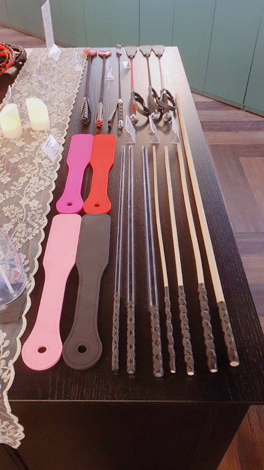 BDSM 전문샵 모모샵🍑이 알려드립니다💕 스팽 전/후 케어방법! Q . 피부가 약한 편이라 쉽게 피부가 터져 오래 스팽하기가 어려워요. A . 스팽 전 오일을 발라 충분히 스팽부위를 마사지해주세요. 피부 자체를 풀어주고 이후 스팽 중간중간 분무기등을 이용하여 물을 뿌려주면 오일층이 형성되어