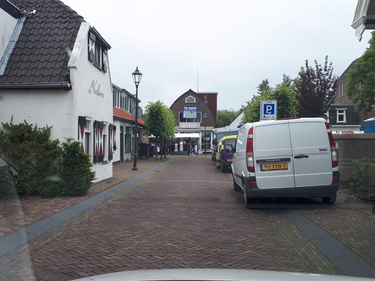 WA_Berkel's tweet image. Voor mijn collega wijkagent van #Bleiswijk @enzlin_hans even een rondje doen op de braderie in de dorpskern. Het is gezellig druk. Helaas kon Hans zelf niet ivm een blessure aan zijn voet #beterschap