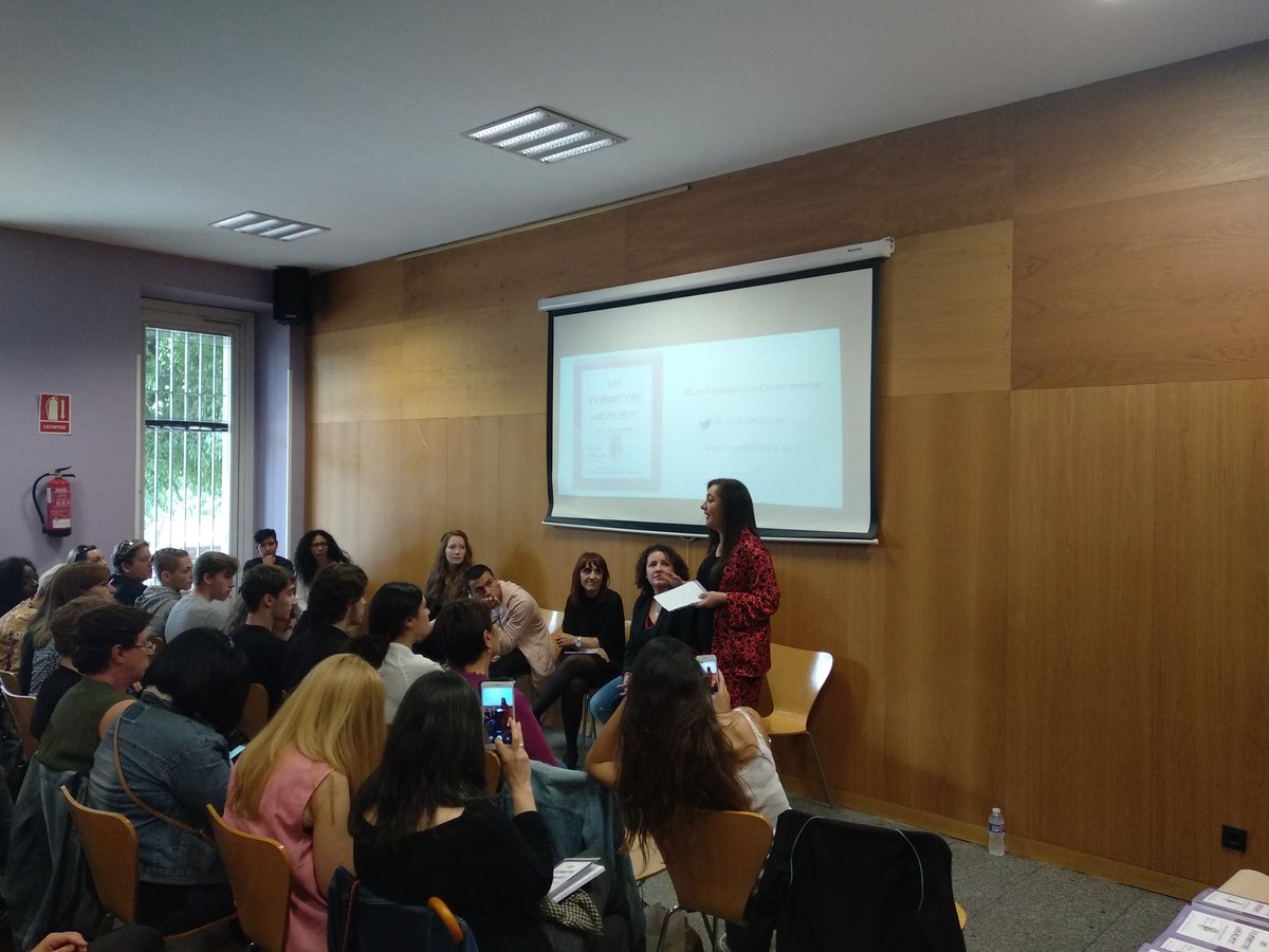 enluchamujeres's tweet photo. "El feminismo es una historia épica, es una historia bella", "Escribimos para cambiar el mundo y este libro lo consigue". Fantástica @NuriaVarela en la presentación de #LasFeministasQueremos de @IsaMastro https://t.co/hKpITVC7CE