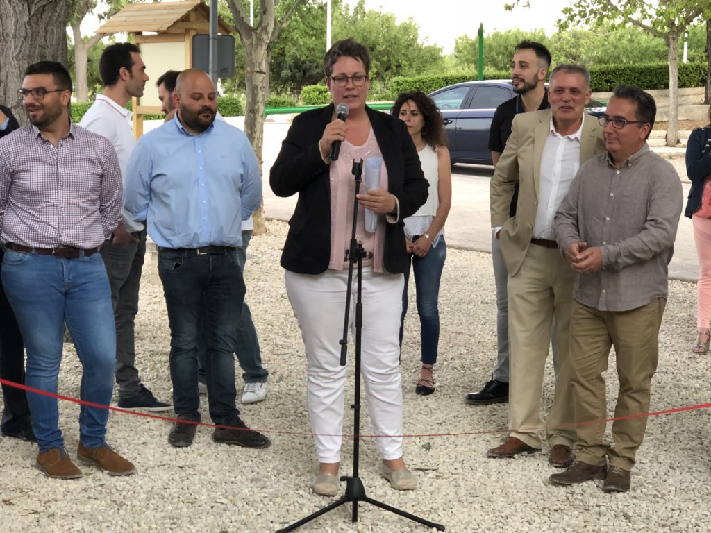 tucomarca's tweet photo. Durante todo el fin de semana puedes visitar la Feria de Turismo, Artesanía y Gastronomía de #Yátova en el parque de San Vicente que ha inaugurado la Secretaria Autonómica de Hacienda, Mako Mira, el alcalde, Miguel Tórtola y el edil de Turismo, Emilio García https://t.co/BKZObGjjbV