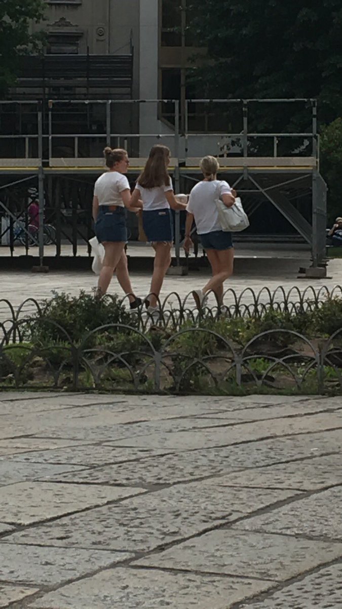 DoumaTaylor's tweet photo. Twinning can be a way to have fun with your friends and protect you from mental illnesses. You have a great support system around you if people are all willing to wear the exact same thing in a new city. #2018ldv #ABNPROuwlax @uwldolcevita https://t.co/knkkSDs9SQ