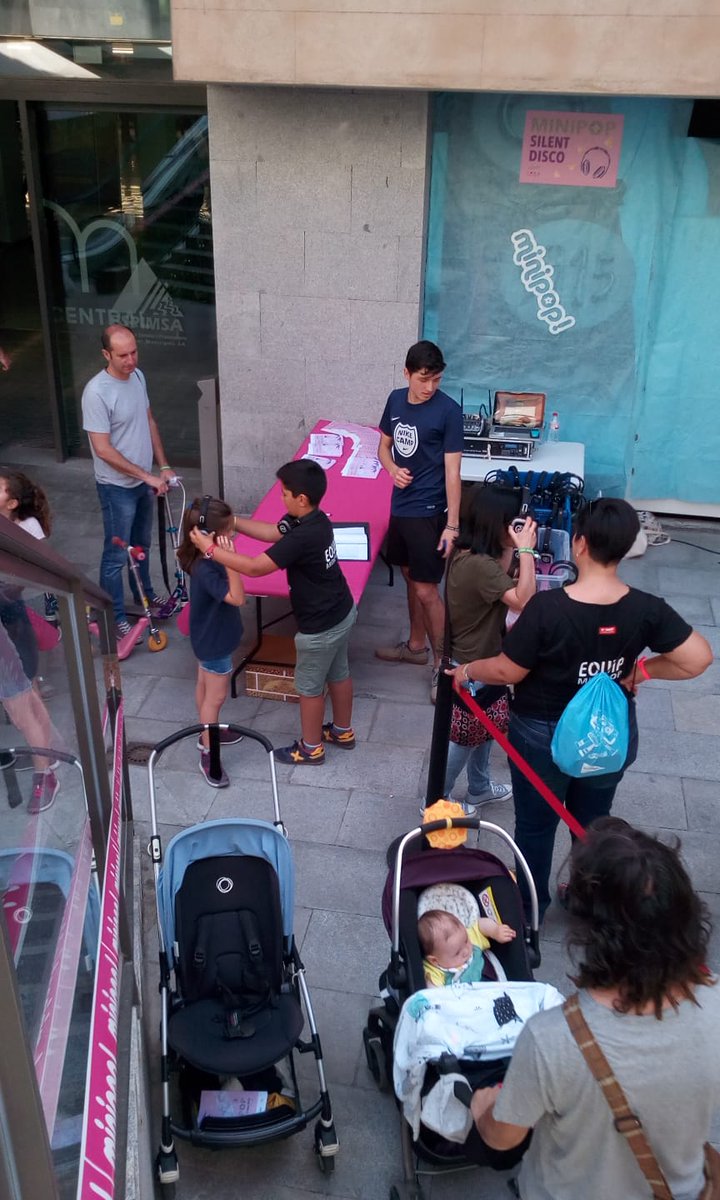 tarragonamercat's tweet photo. Comença la #SilentDisco al Mercat Central, fins les 15h vine a gaudir del @TGNMinipop i fins les 21h de tots els descomptes que han preparat els paradistes per a tothom que ensenyi la polsera del festiva! #Tarragona #minipop2018 https://t.co/wobfBQO136