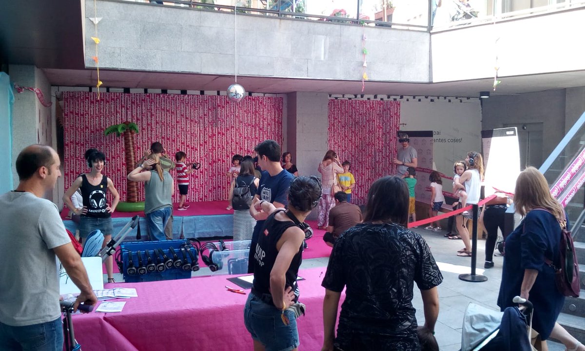 tarragonamercat's tweet photo. Comença la #SilentDisco al Mercat Central, fins les 15h vine a gaudir del @TGNMinipop i fins les 21h de tots els descomptes que han preparat els paradistes per a tothom que ensenyi la polsera del festiva! #Tarragona #minipop2018 https://t.co/wobfBQO136