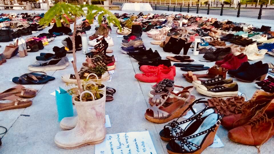 JossieValentin's tweet photo. Volunteers guarded the shoes and held a vigil in the darkness last night, with some pairs being accompanied by candles and heartbreaking notes from family members and friends of the deceased. This pic was taken after sunrise. #4645Boricuas Photo credit: Gloribel Delgado Esquilin https://t.co/TkYG2wW8Ny