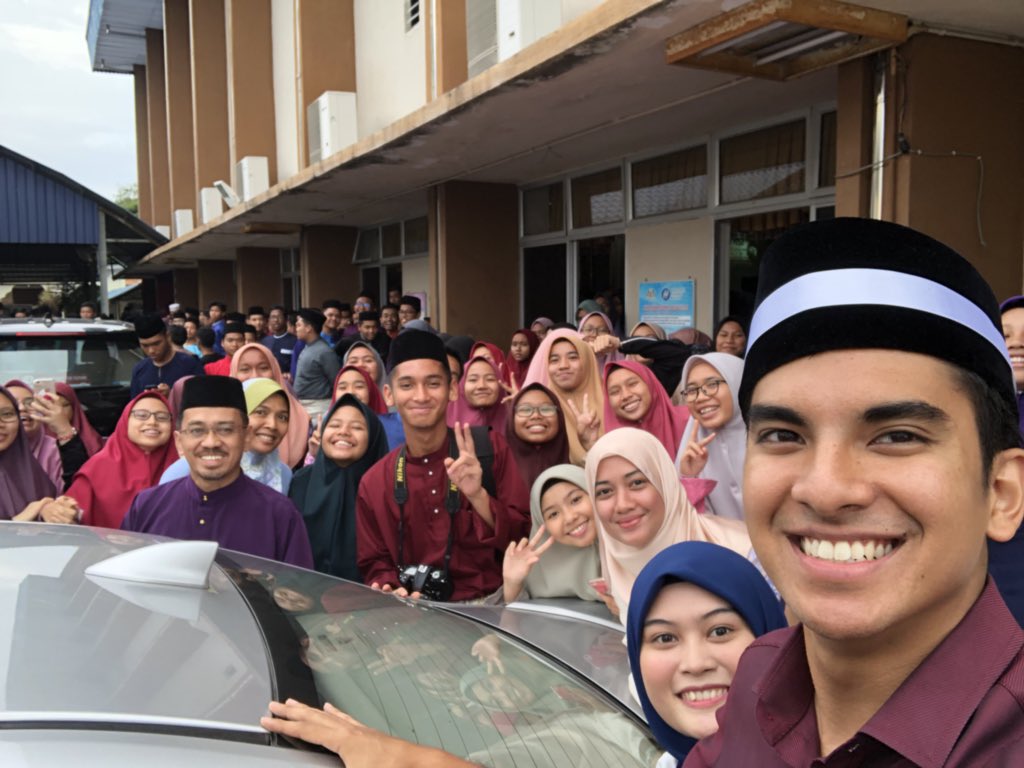 SyedSaddiq's tweet photo. Terima kasih Sains Muar kerana sudi jemput saya untuk berikan ceramah motivasi. 

Dulu Sains Muar banyak kalahkan saya dalam dunia perdebatan 😅

 It is a pleasure to be back. Serve the nation, demi Malaysia yang baru. https://t.co/gO9FGLhbKM