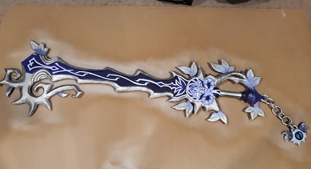 _Pinkstar14's tweet photo. Keyblade done! I love it soooo much! Made from normal worbla black worbla and deco-art #kingdomhearts #xbackcover #unionx #masterinvi #keyblade #cosplay #madebyme #worbla @cast4art @worblanz https://t.co/GNb1HccYxp https://t.co/iOF2UfALfm