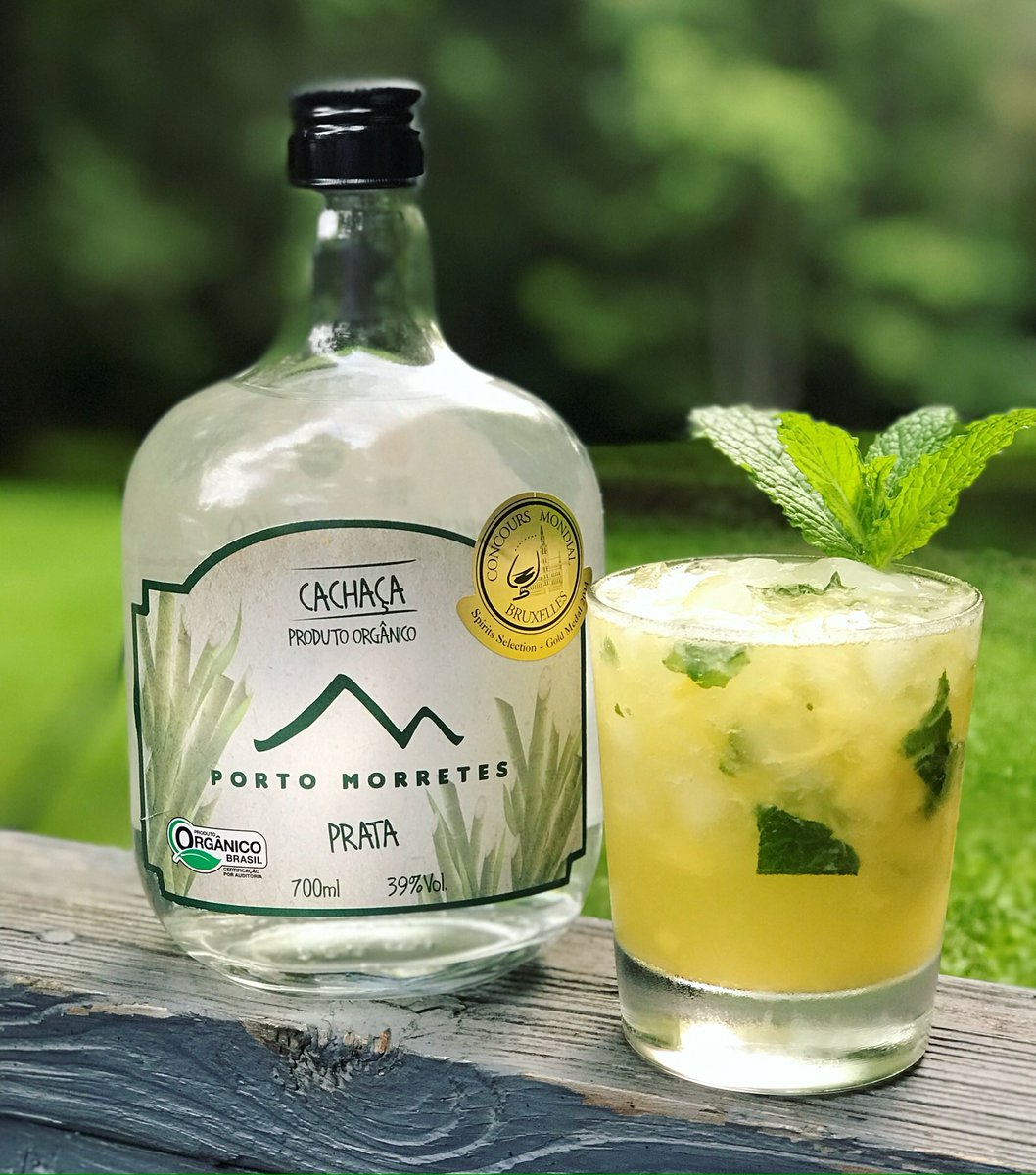 Pineapple + Mint Caipirinha! 🍍 Abacaxi &amp; Hortelã #caipirinha #cachaça  #caipirinhafriday #sabordobrazil   #ctcocktails #instacocktail #drink #drinkoftheday #ctdrinks #drinks #Mixology #Cocktails #cocktailporn #sharethechef #sharethechefct #cheers #newtownct  #caipirinhalovers
