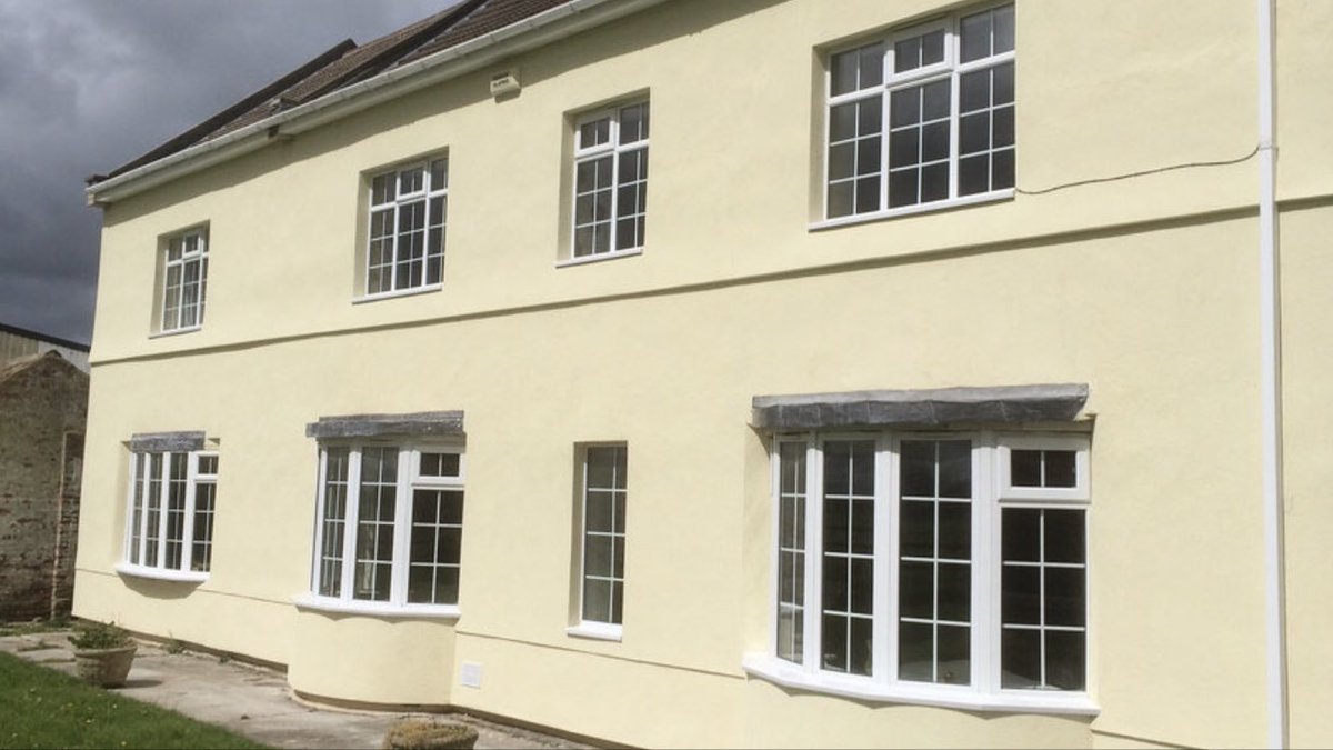 This particular project brought the property U-Value from 2.1 down to 0.26, exceeding building regulations. 60mm Phenolic board, and 15mm WallReform, finished in a through coloured Silcone finish. All our installs and products come with a minimum 30 year guarantee ✅