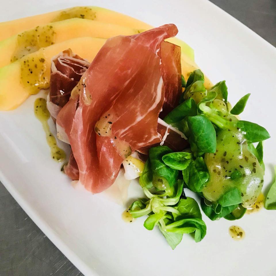 savvabarsco's tweet photo. On #nationalfishandchipday weโd like to share a recent tasting menu evening. The couple sampled:
๐ Iberico Ham, Melon, Lambs Leaf & Vinaigrette
๐ #CitrusTide Beer Battered Fish, Chips, Minted Mushy Peas & Keralan Curry Sauce
๐ Summer Berry Eton Mess
#worcestershire #birmingham https://t.co/JMEV5v3qca