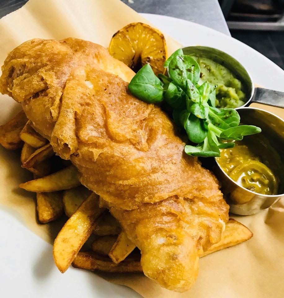 savvabarsco's tweet photo. On #nationalfishandchipday weโd like to share a recent tasting menu evening. The couple sampled:
๐ Iberico Ham, Melon, Lambs Leaf & Vinaigrette
๐ #CitrusTide Beer Battered Fish, Chips, Minted Mushy Peas & Keralan Curry Sauce
๐ Summer Berry Eton Mess
#worcestershire #birmingham https://t.co/JMEV5v3qca