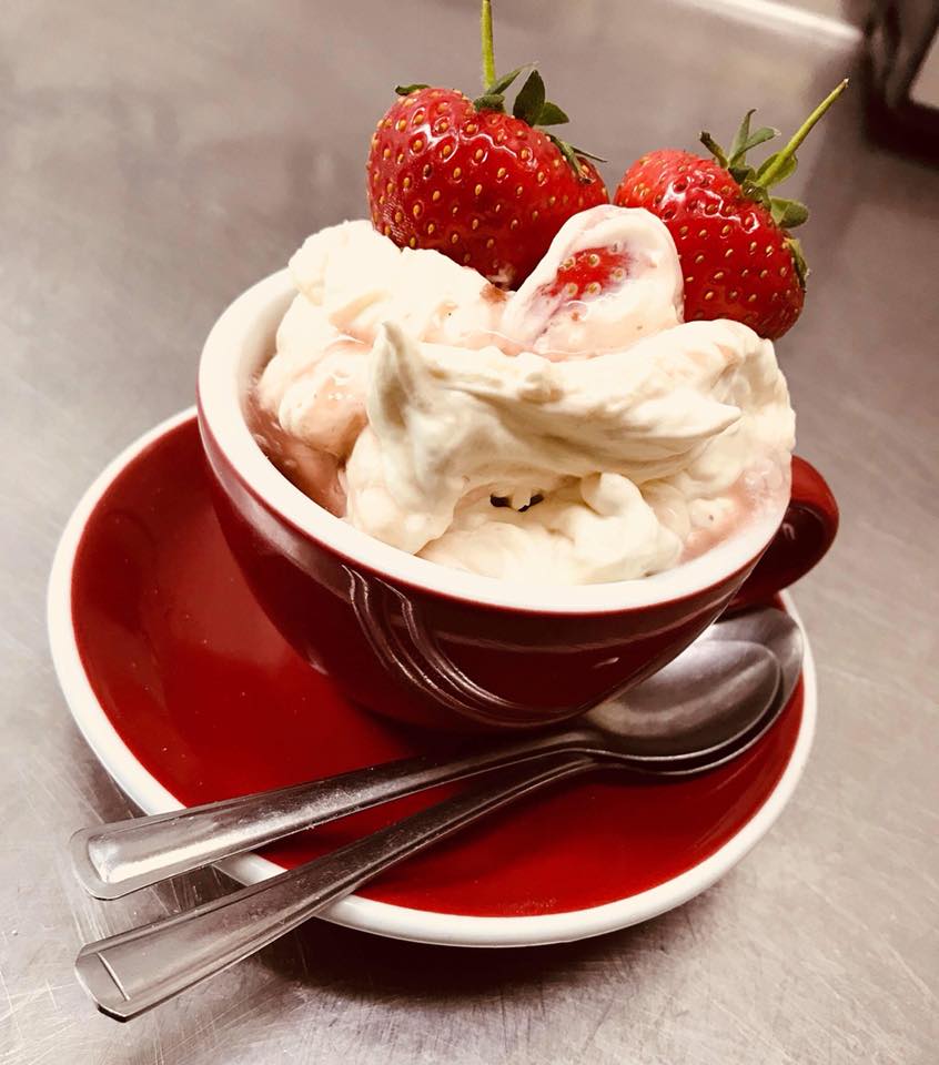 savvabarsco's tweet photo. On #nationalfishandchipday weโd like to share a recent tasting menu evening. The couple sampled:
๐ Iberico Ham, Melon, Lambs Leaf & Vinaigrette
๐ #CitrusTide Beer Battered Fish, Chips, Minted Mushy Peas & Keralan Curry Sauce
๐ Summer Berry Eton Mess
#worcestershire #birmingham https://t.co/JMEV5v3qca