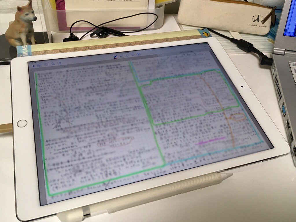 壁井ユカコ A Twitter Ipad Proに手書きで全部文章を下書きしてからパソコンでテキストに打ち込むという最先端のデジタルでアナログ みたいな書き方をしてるんですが 漫画家さんが使ってる台みたいにipadを斜めに置く台を100均で見つけてきたもので自作しててこれが省