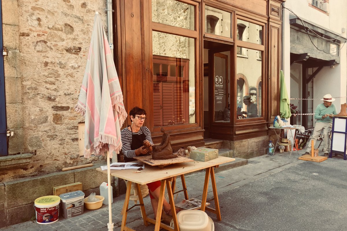 Après la soirée d’inauguration de folie d’hier, la ville de #Clisson se pare de 1000 couleurs pour #montmartreaclisson. Déjà beaucoup de monde à la galerie #objectifdetourne... je vous attends...