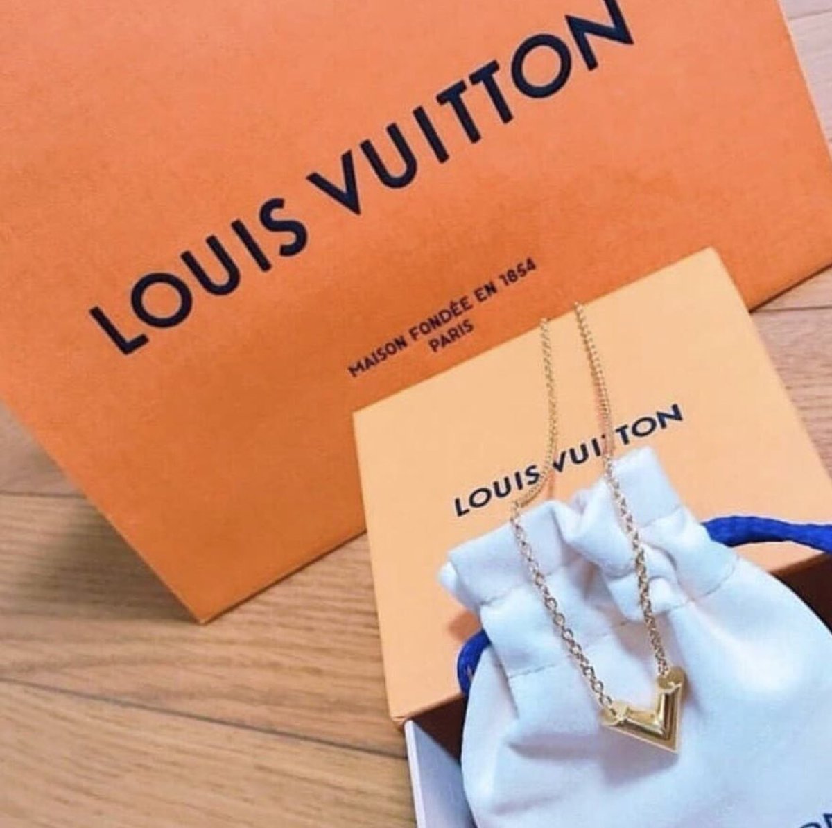 💐買い物で…💐

今日は買い物に👱🏻‍♀️

ルイヴィトンで近くにいたカップルの人が彼女さんにプレゼントを買っていました✨✨

少しでも彼女さんに喜んでもらおうとしてる彼氏さんがとてもほっこりしました❣️

愛はお金では測れないけど
少しは愛されてるなって思いますよね😊
素敵な一日でした♡