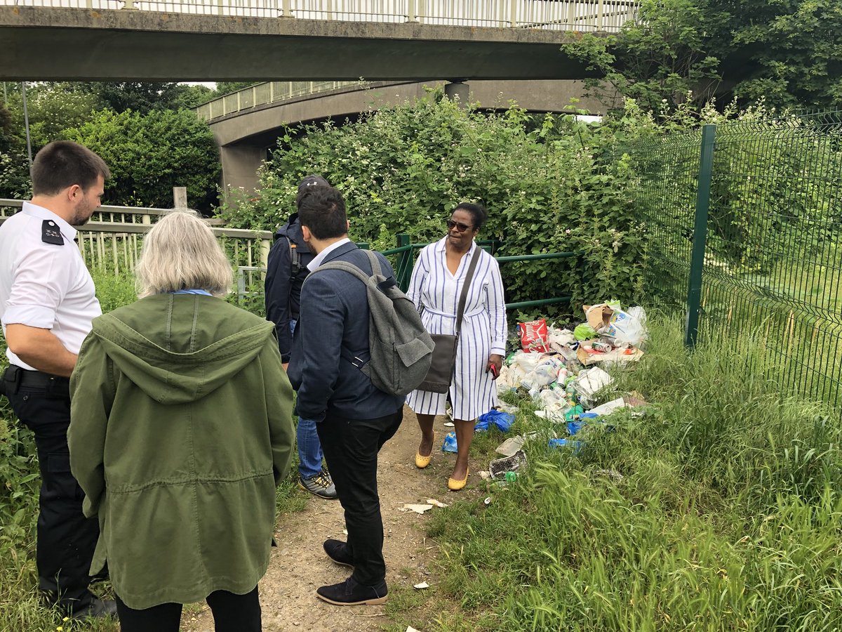 Dr_PeterMoney's tweet image. A ridiculous amount of rubbish on footpath Y8 in Harmondsworth. @Hillingdon can this be be cleared up please? #HeathrowVillages