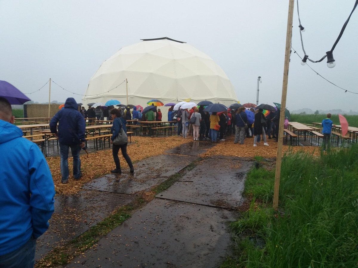 Gisteren de try-out gezien van #FinestraAperta. Prachtige locatie, indrukwekkende tent en volop acrobatiek!
