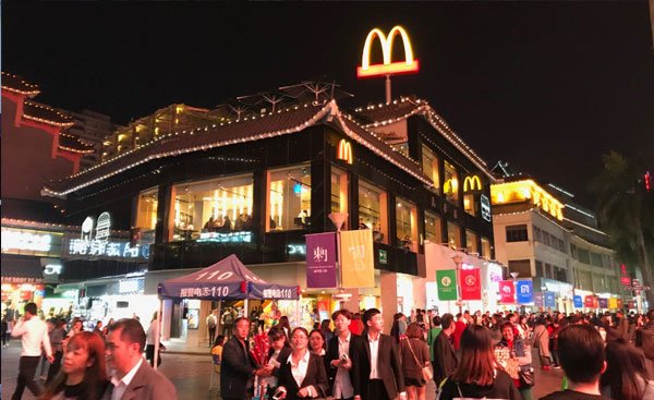 shenzhenblog's tweet image. Dongmen – A famous Pedestrian street in Shenzhen one of the top ten commercial pedestrian streets in the country. It is an integral part of the historical and cultural heritage of Shenzhen. #dongmen #PedestrianStreet #shenzhenBlog shenzhen.blog/en/dongmen-fam…