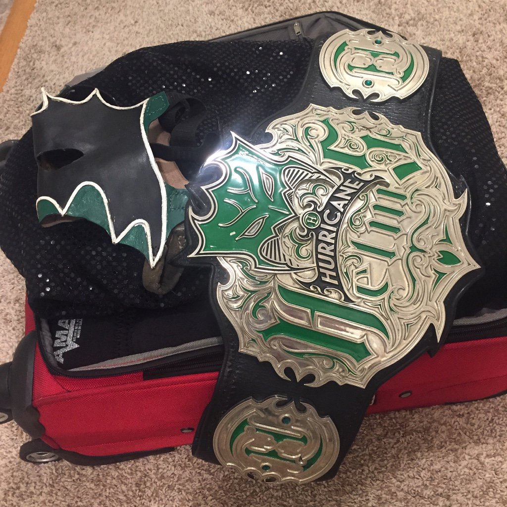 ShaneHelmsCom's tweet photo. Calgary, here I come. With the legendary #10PoundsOfGreen with me! #CurrentLegend #IKnowAGuy #UltimateCrimeFightingChampion #SuperhumanSuperstar #LordOfDankness #HashtaggingAsshole #BigBalls https://t.co/1eIh3sGtxJ