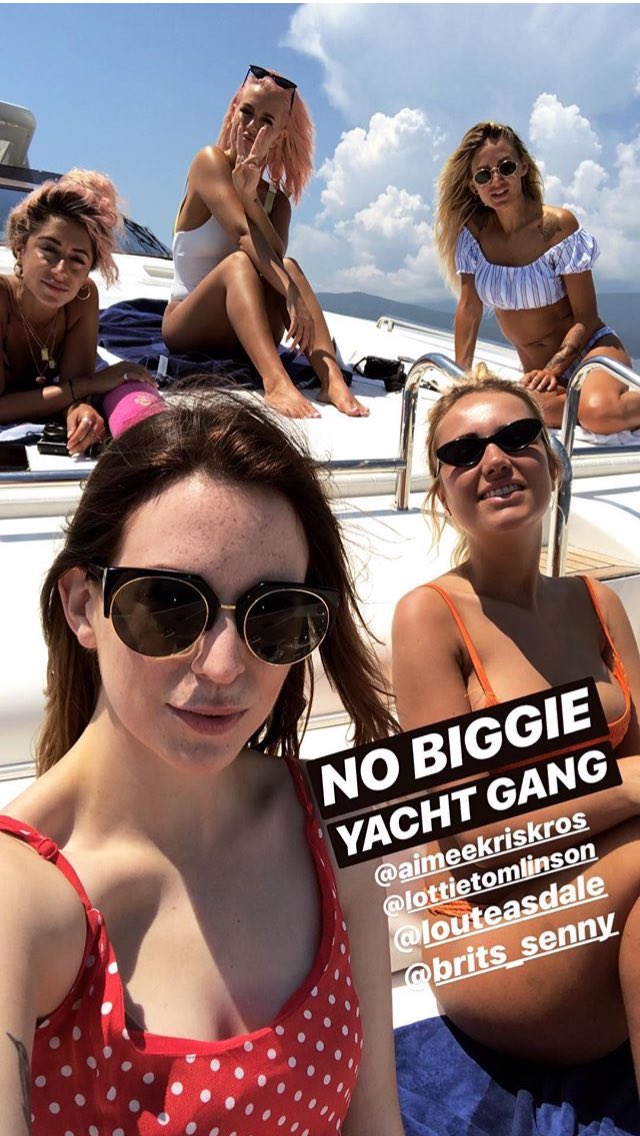 finelinexsweet's tweet image. Lottie and Gemma!!!💎🌟 #1DBBMAs