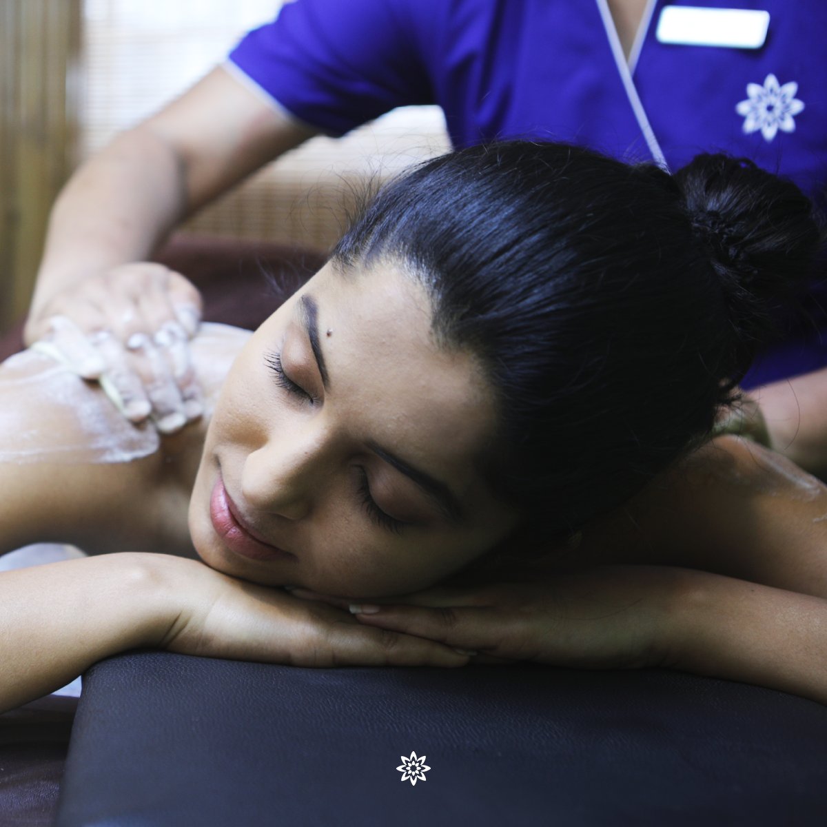 VedaEarth's tweet photo. With the summer's heat at its peak, unwind from the stress of everyday life with our Relax Ritual Scrub at the Vedaearth Lounge! Book an appointment now and let the power of Brahmi, Vetiver and Barley refresh and reenergise your senses.
#vedaearth #relaxritual #summercare https://t.co/9yCy8piSQ5