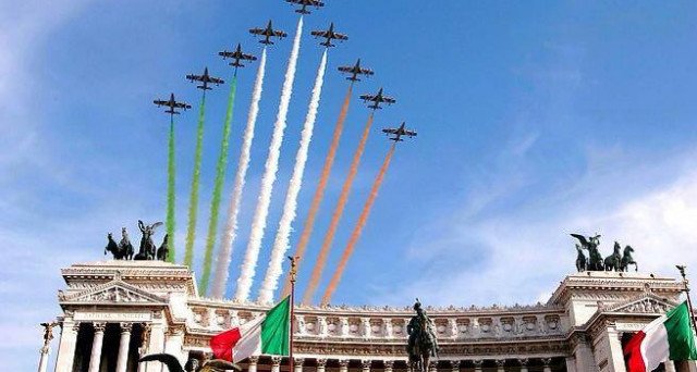 GVSTGroup's tweet image. Celebriamo oggi la #FestadellaRepubblica con parata allegorica delle nostre forze dell'ordine ed esibizione aerea delle frecce tricolori che questa mattina hanno colorato il cielo di via dei Fori Imperiali, a Roma.🇮🇹 
Una giornata di festa e di riflessione!#2giugno