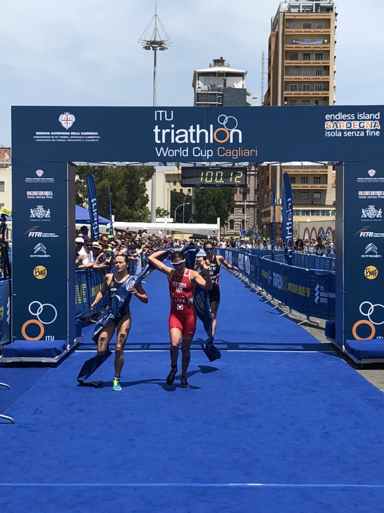 What a finish! Austria’s Lisa Perterer on the line from <a href="/TKSpivey/">Taylor Spivey</a>, @indielee4 third! What a finish from them that was #cagliariwc
