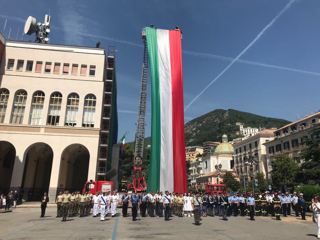 Piero_De_Luca's tweet photo. Oggi #2giugno celebriamo la #FestadellaRepubblica. È l'occasione per ricordare i valori e i principi fondamentali del nostro amato Paese. Viva l'Italia, libera e democratica! https://t.co/SdaQiRhMtC